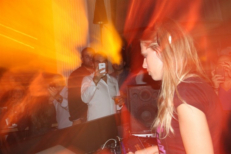 Nora En Pure LIVE at INDIE